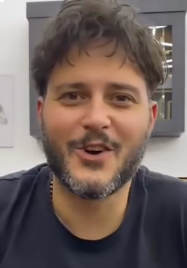 Dopo: Antonio, il titolare, con i capelli folti e mossi